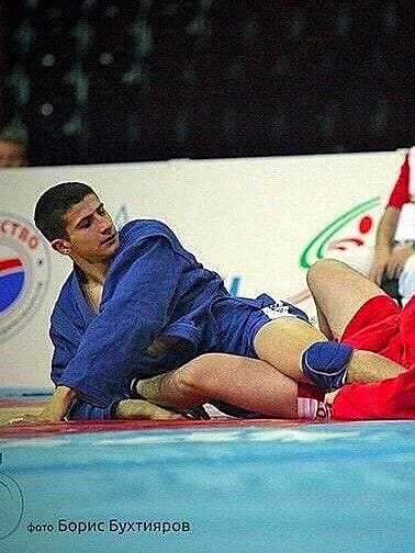 Анатолий Авакянц в синей куртке во время схватки на ковре