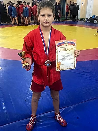 Глеб Журавков с кубком, медалью и дипломом Всероссийского дня самбо
