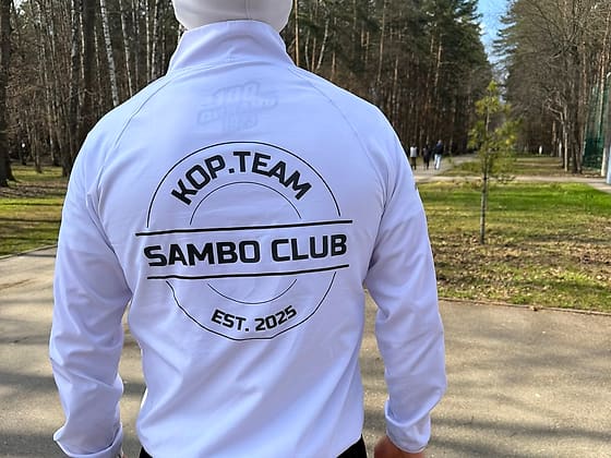 Белая олимпийка с эмблемой Kop.team Sambo Club, вид со спины